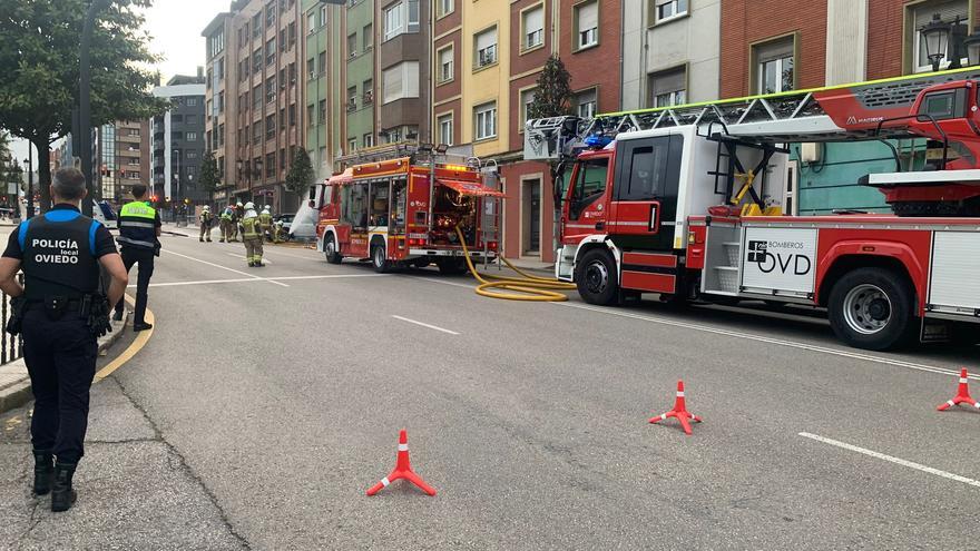 Un accidente de tráfico provoca un escape de gas en Fuertes Acevedo, en Oviedo, y obliga a cortar la calle