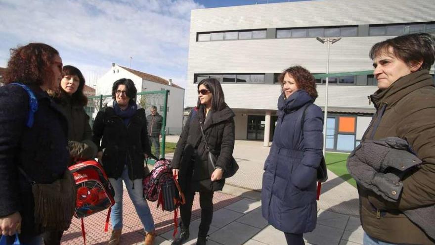 Representantes de la Anpa y madres de alumnos, ayer, delante del colegio Xesús Golmar. // Bernabé/Gutier