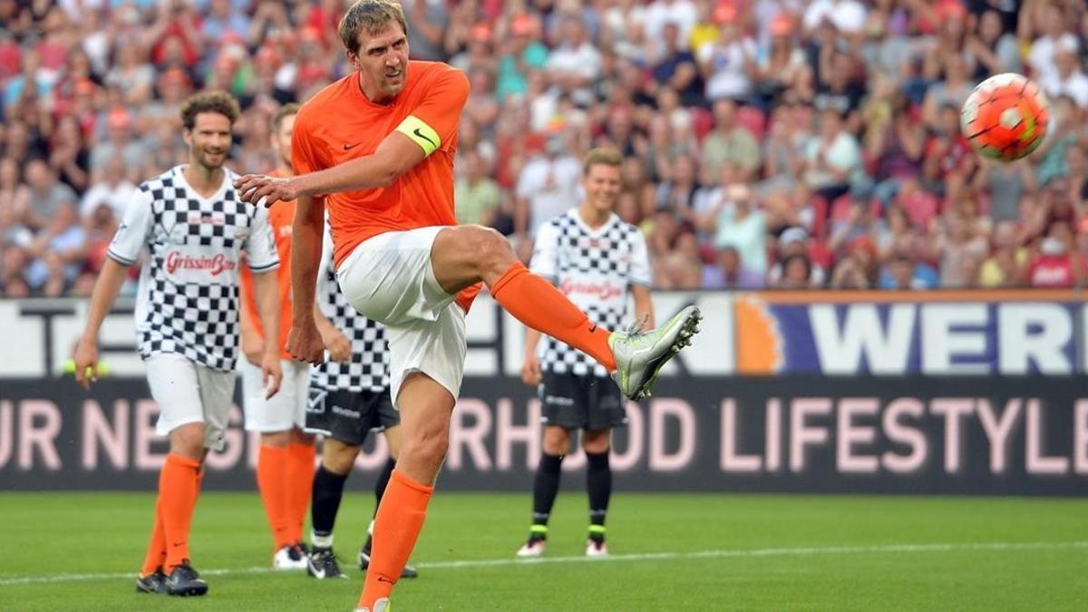 Dirk Nowitzki tira el penalti durante el partido benéfico. El balón acabó en el quinto pino.