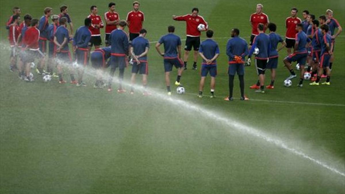 Schmidt da instrucciones ayer a sus jugadores en el Camp Nou.