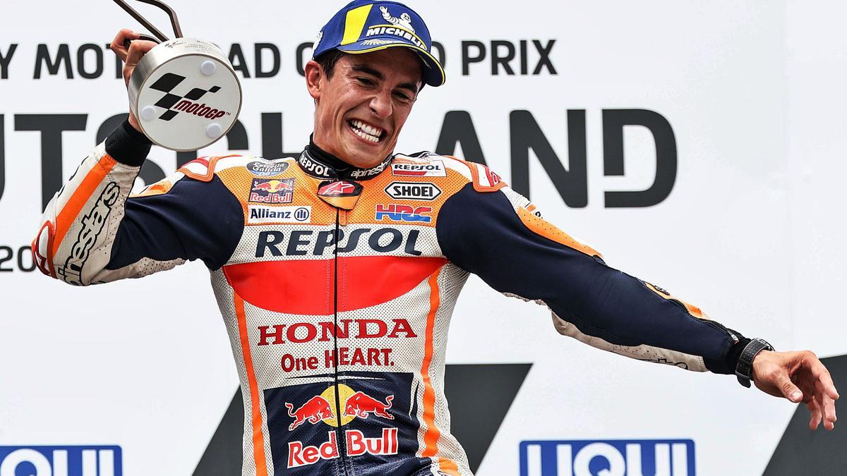 Marc Márquez celebra en el podio el triunfo de ayer en el Gran Premio de Alemania.