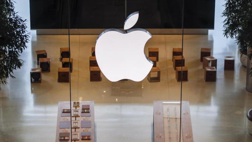 Una tienda de Apple cerrada por el coronavirus.