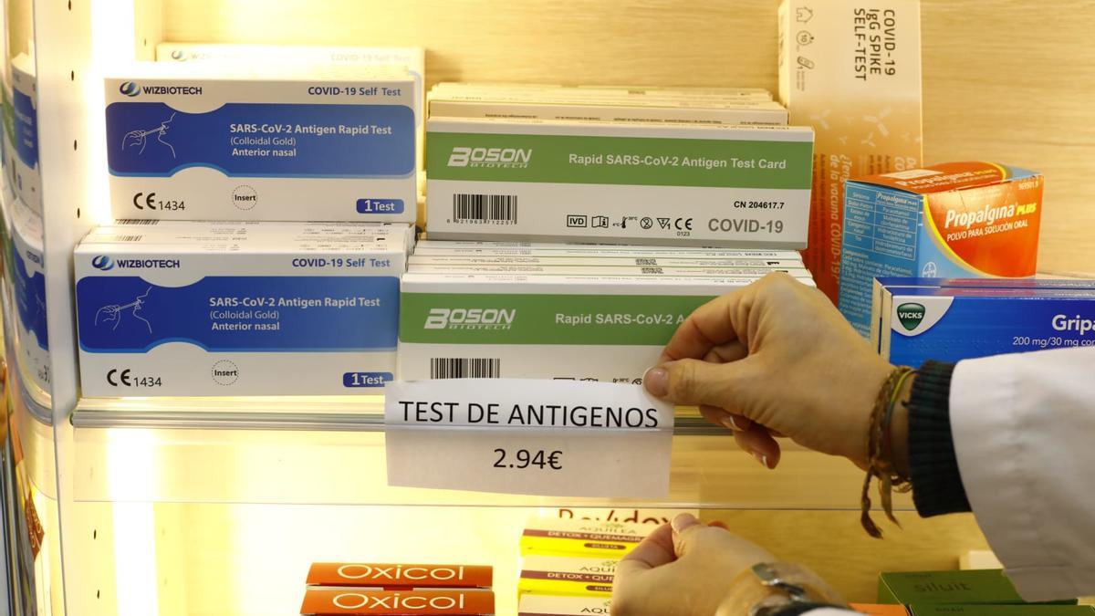 Varias cajas de test de antígenos con el precio máximo fijado por el Gobierno