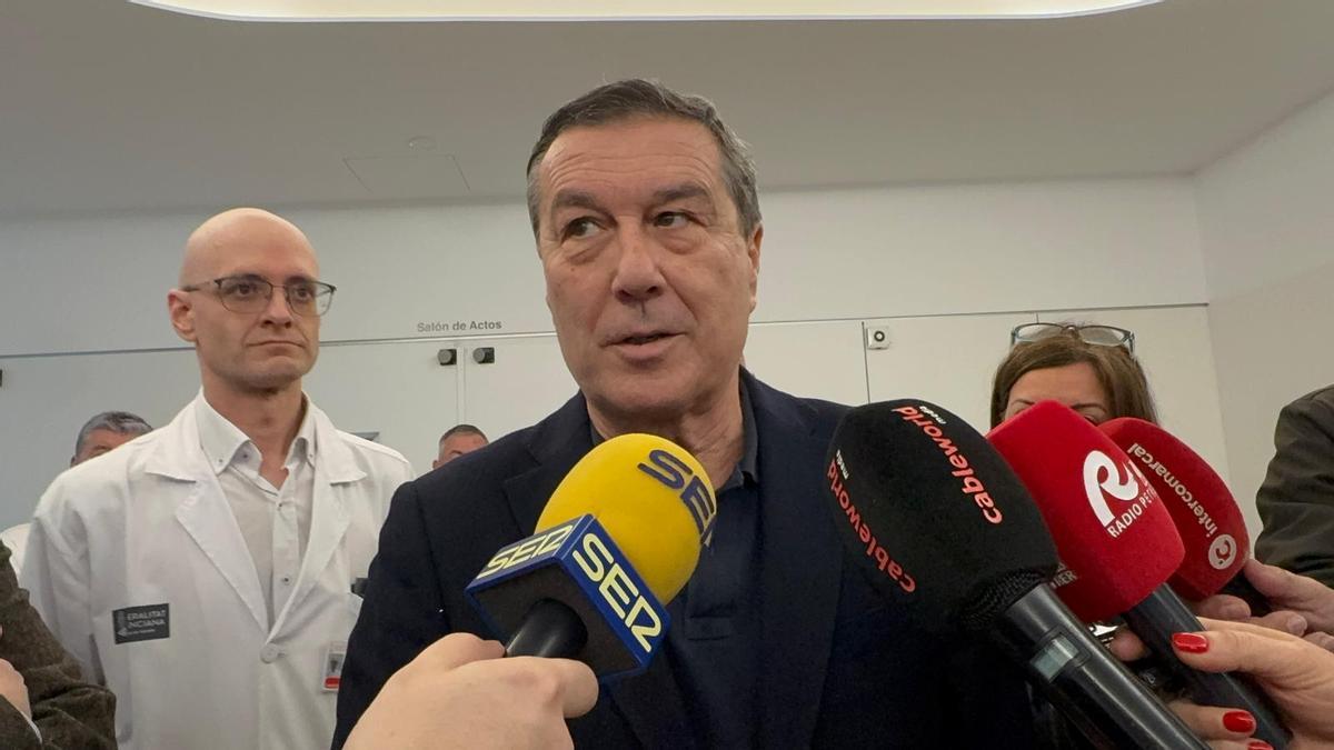 El conseller de Sanidad, Marciano Gómez, y, detrás, el gerente del área de salud de Elda, Francisco Canals.