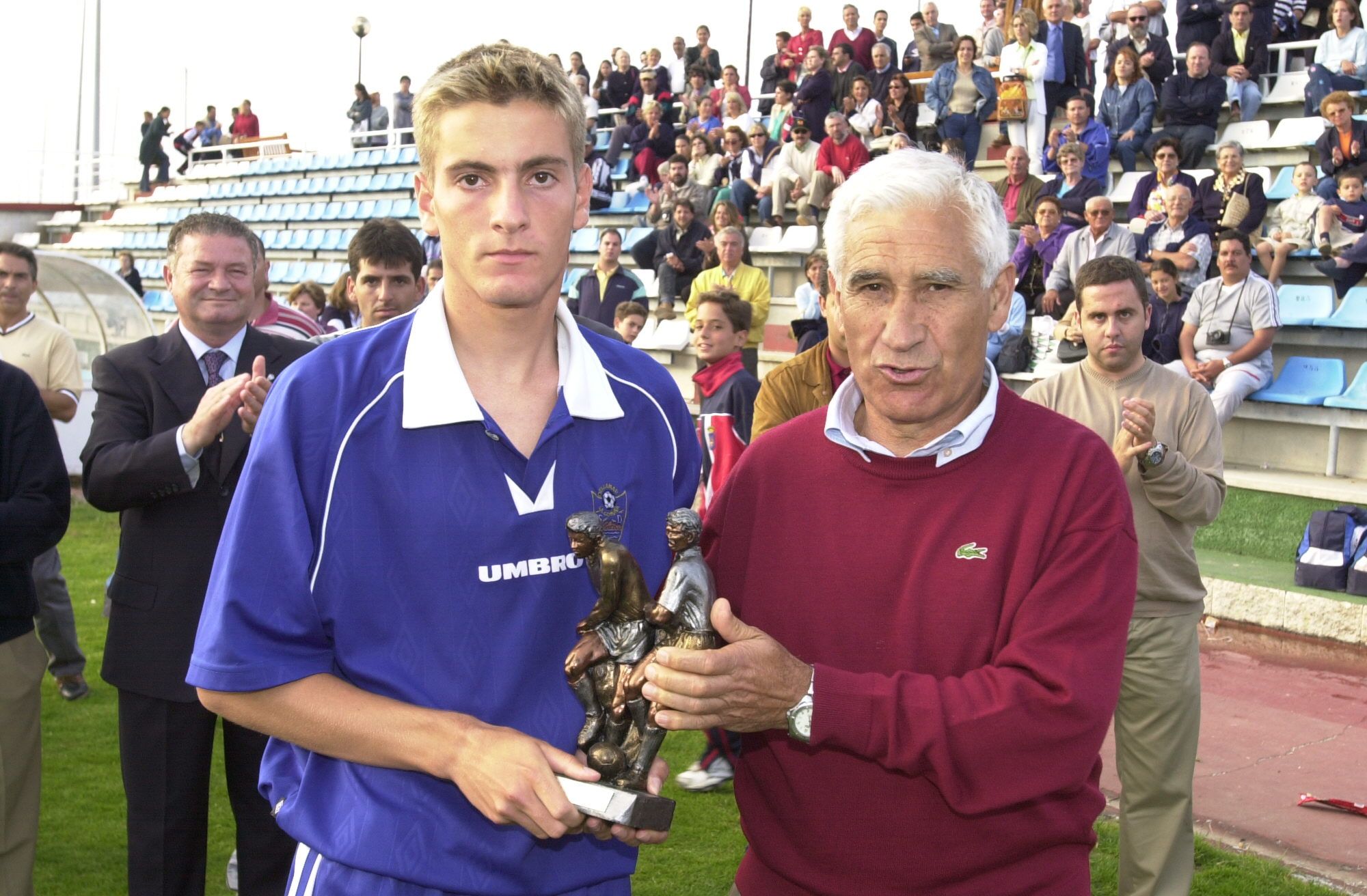 Arsenio Iglesias entregando un trofeo de fútbol base