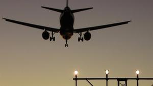 Un avión aterriza en un aeropuerto europeo.