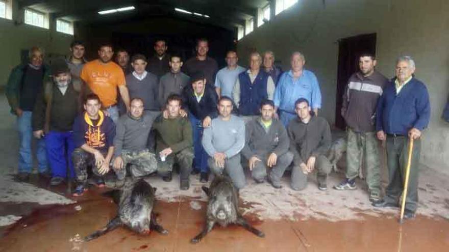 Cazadores de Alcorcillo con los dos jabalíes cobrados.