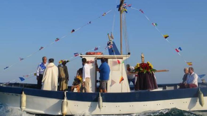 Un momento de la procesión por el mar en Orpesa.