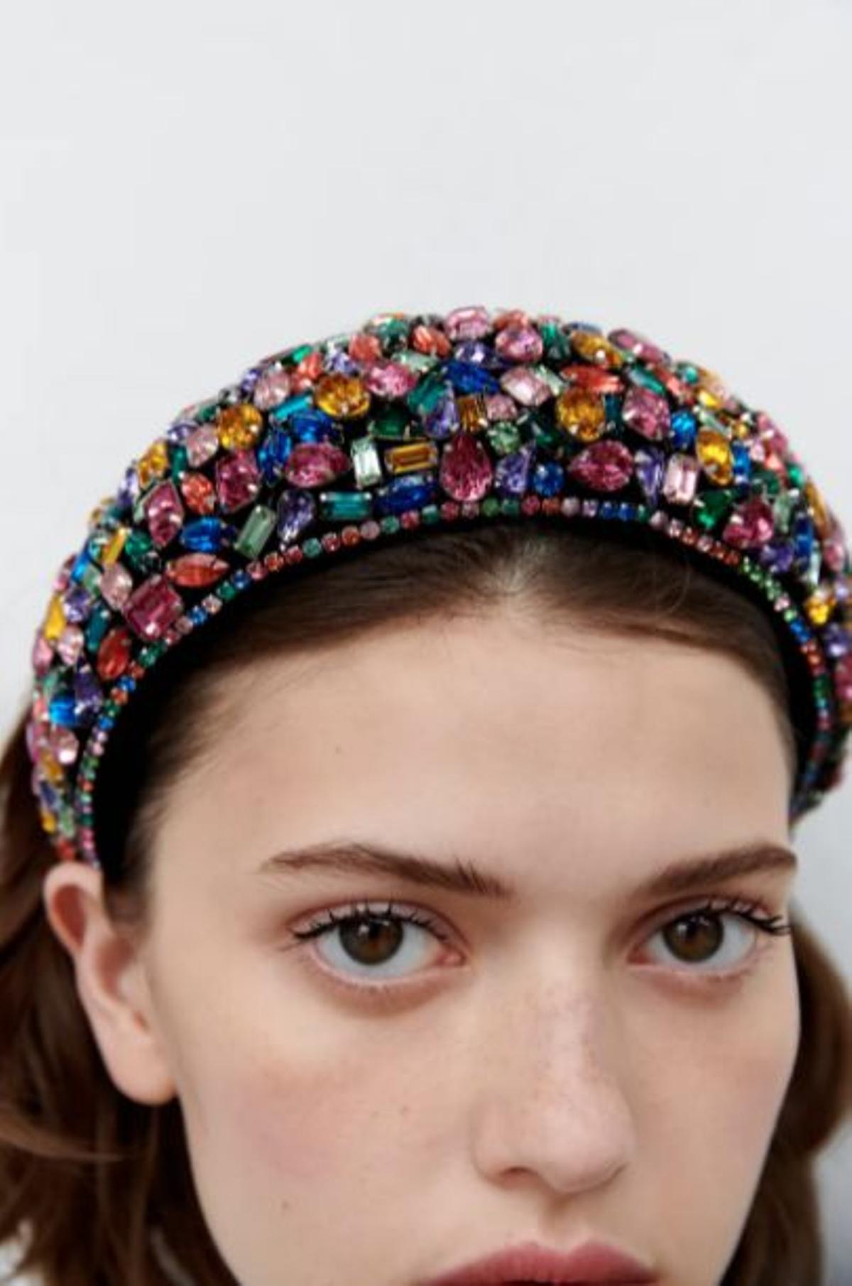 Diadema con joyas multicolor de Zara