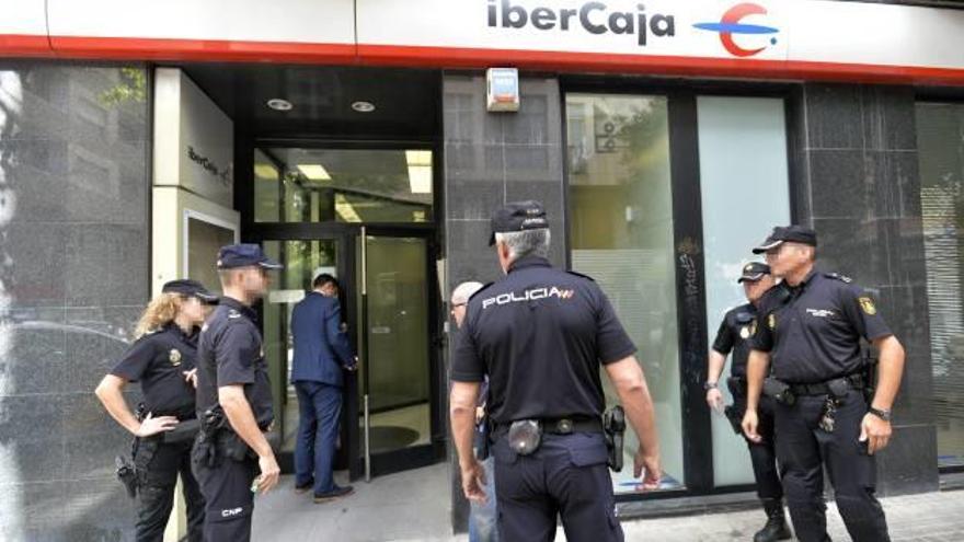 La Policía Nacional de Elche, en una de las operaciones durante el robo a una entidad bancaria en el centro de la ciudad.