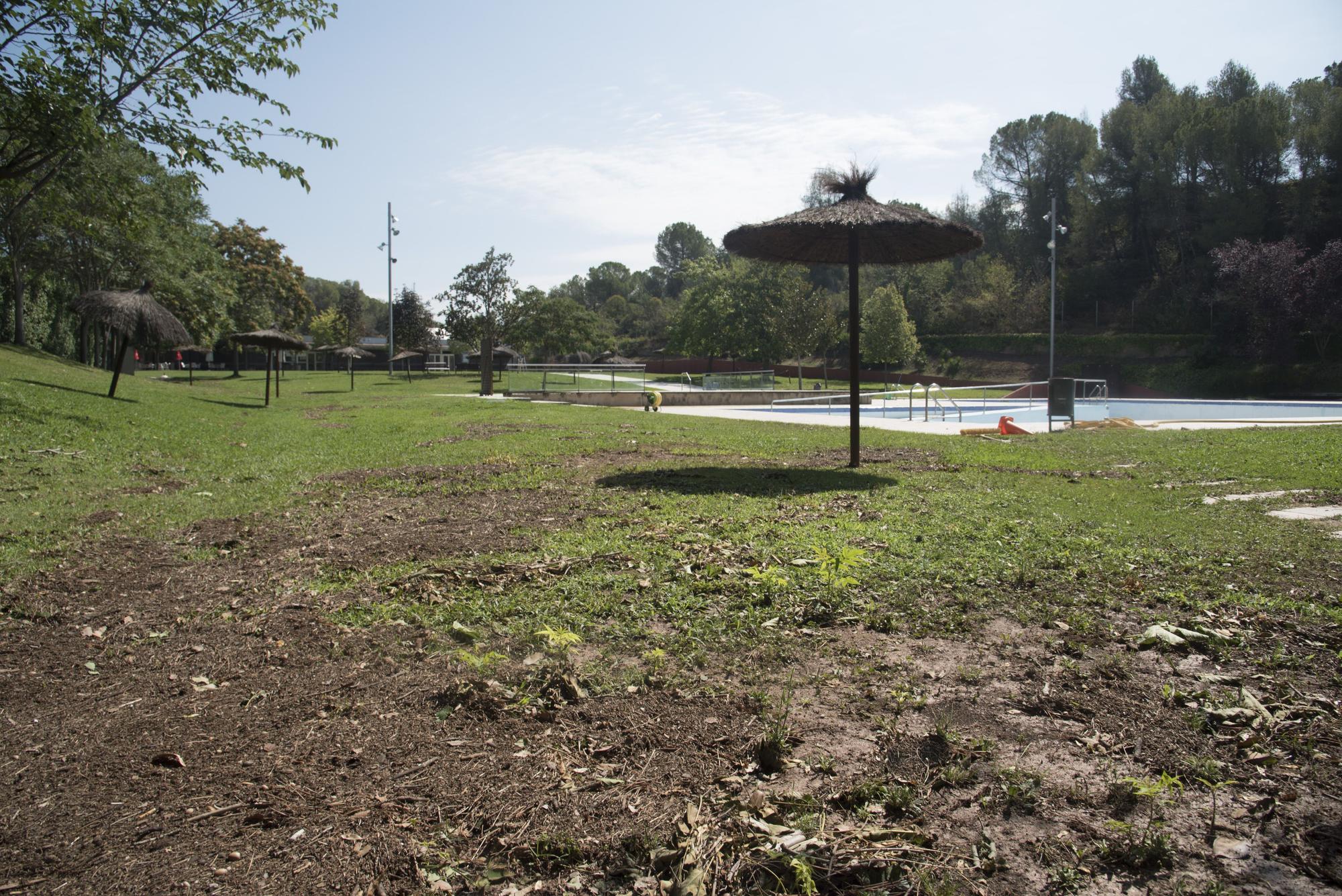 La piscina de Sant Fruitós malmesa per un temporal