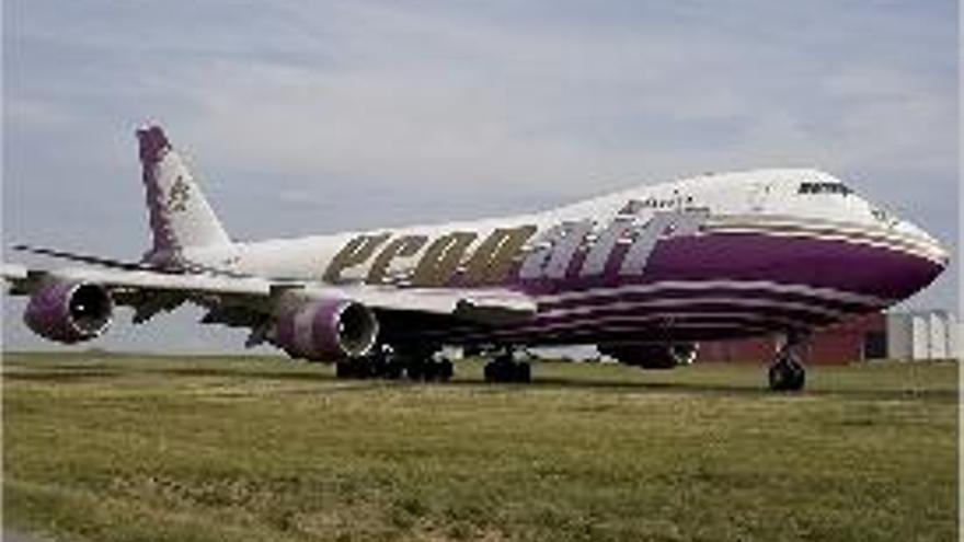 El Boeing 747 subastado, en las pistas de Manises.