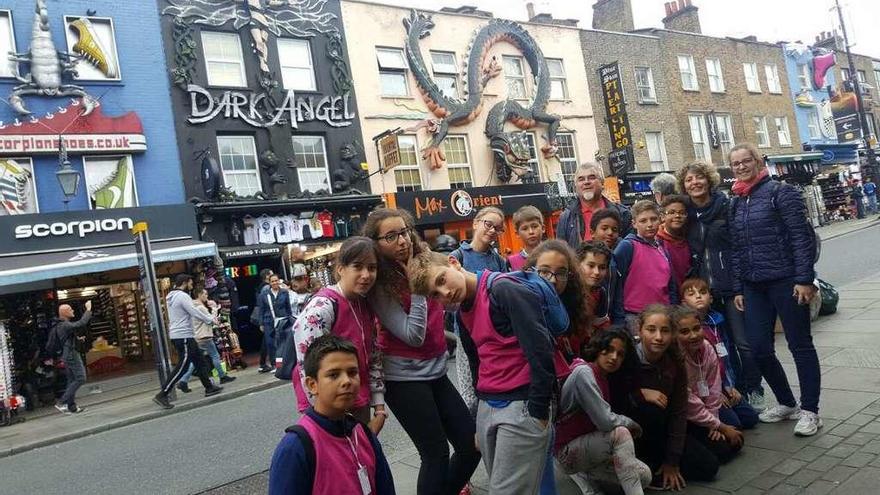 Los estudiantes posan en una calle de Camden Town.