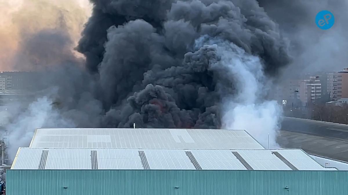 Incendio en la papelera Saica de Zaragoza