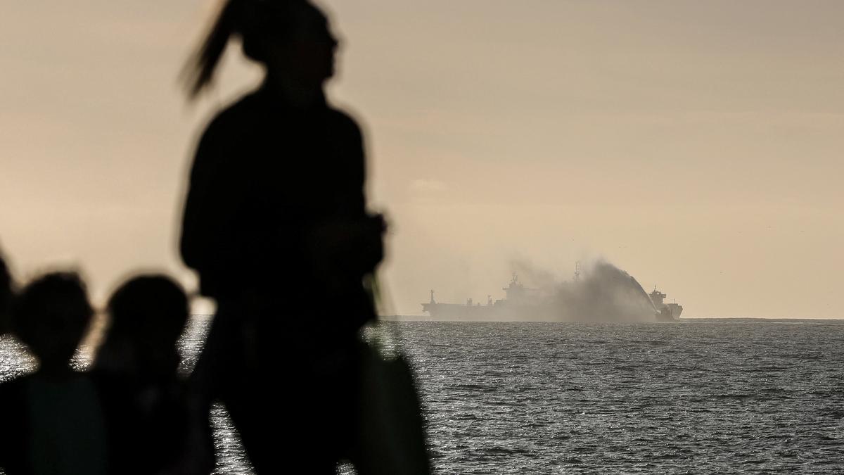 Un barco que transportaba combustible, en llamas, frente a Oporto