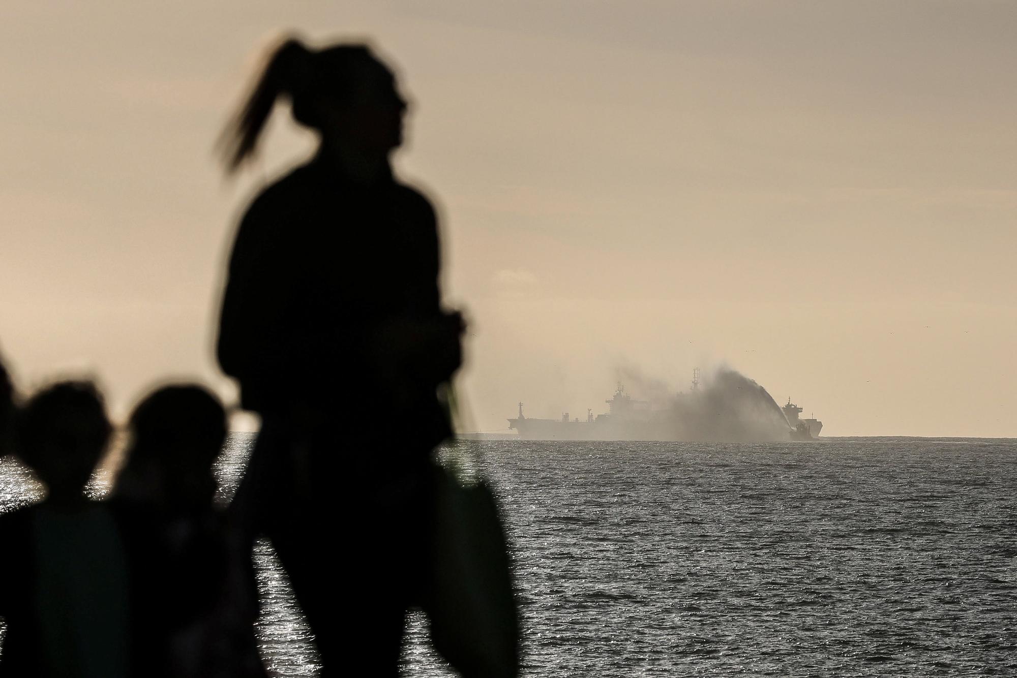 Un barco que transportaba combustible, en llamas, frente a Oporto