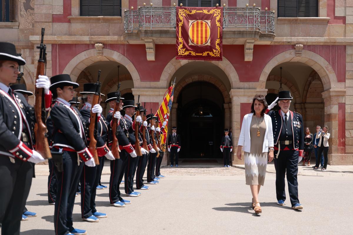 La nova presidenta del Parlament rep els honors dels Mossos d'Esquadra per primera vegada