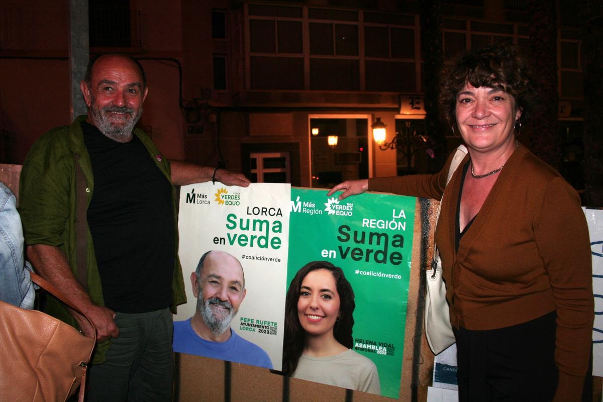 José Rufete y María Giménez, de Verdes Equo, con los carteles a la Alcaldía y a la Asamblea Regional.