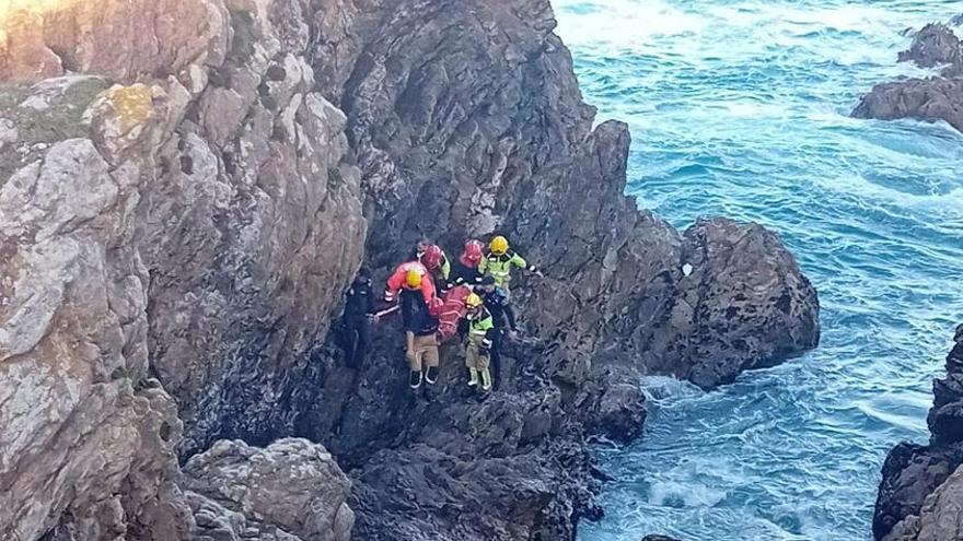 Complicado rescate de un joven que cayó en unas rocas junto al mar en Porto do Son