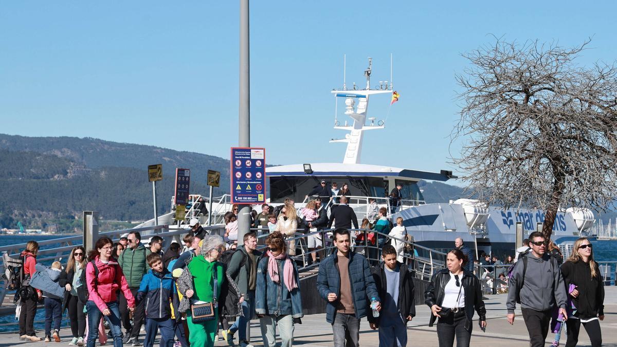 Desembarque de pasajeros provenientes de las Islas Cíes durante la última Semana Santa.