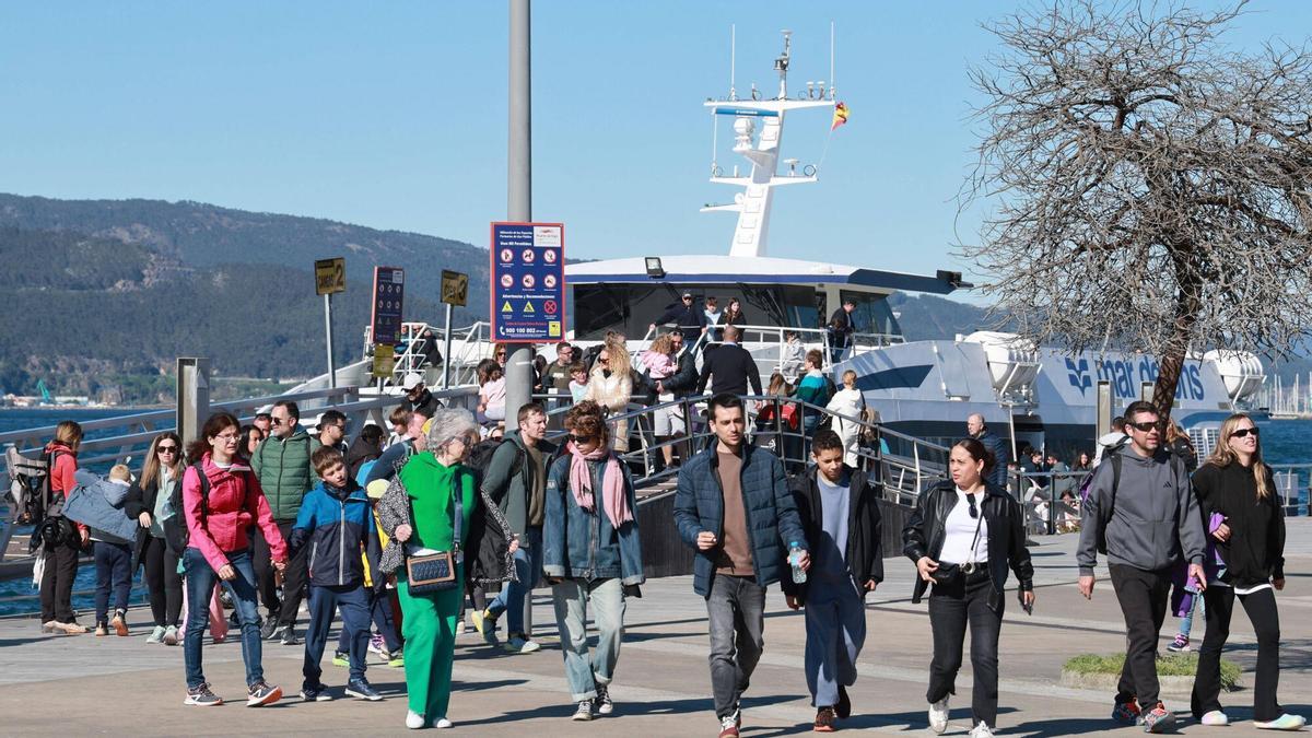 Desembarque de pasajeros provenientes de las Islas Cíes.