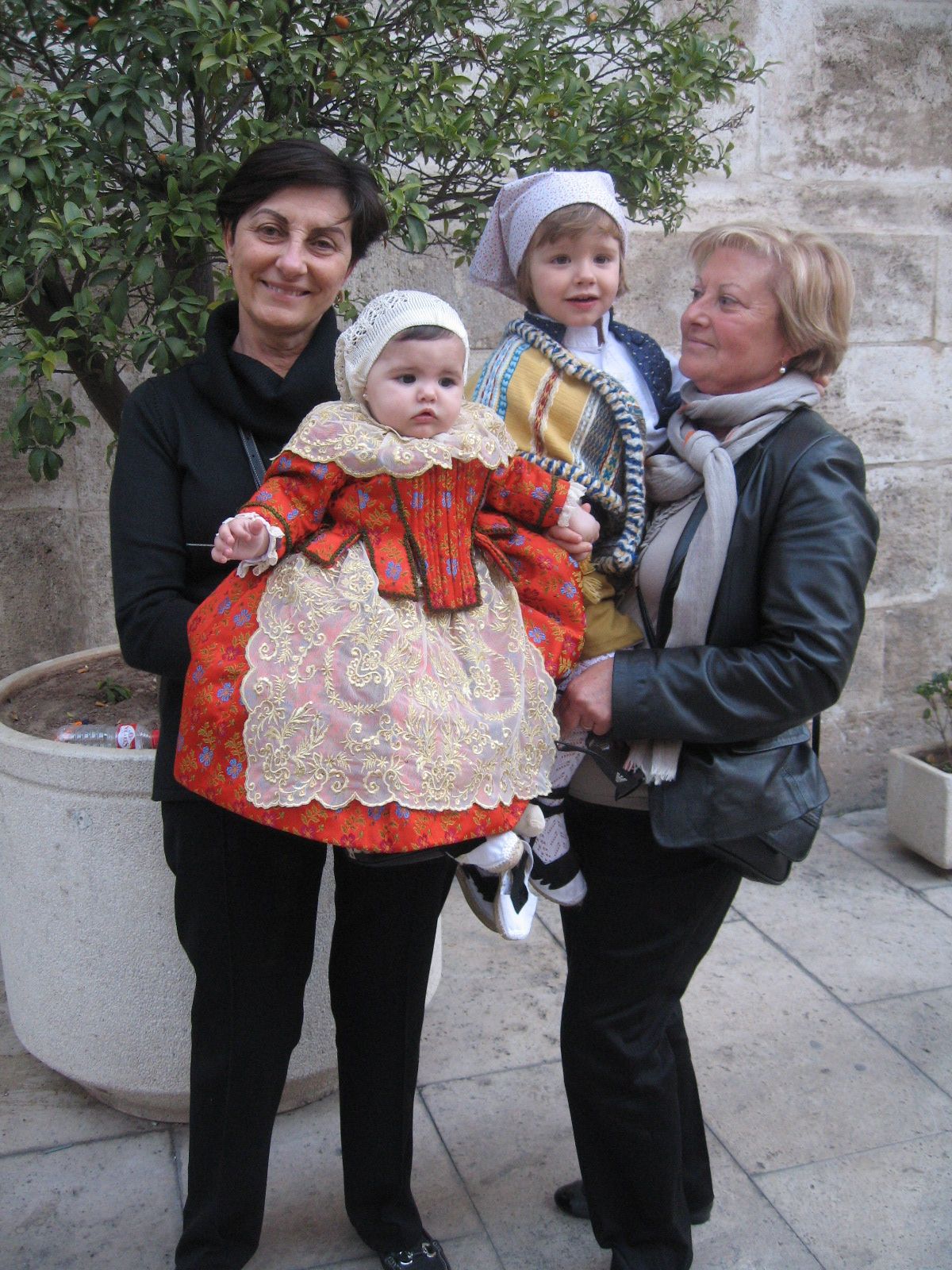 Con las dos abuelas, María Dolores y Elvira.