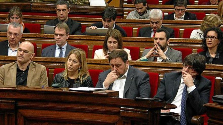 Membres del Govern i diputats de Junts pel Sí en una sessió al Parlament de Catalunya