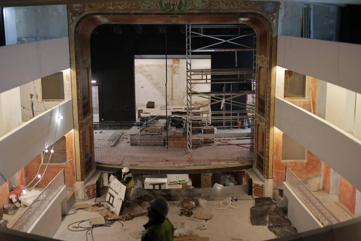 Estado de las obras del teatro El Siglo, con una vista del escenario en una imagen de la semana pasada.