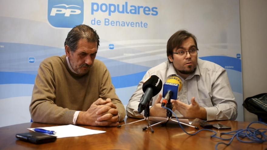 Juan Dúo y Emilio Cabadas durante su comparecencia en la sede del PP.