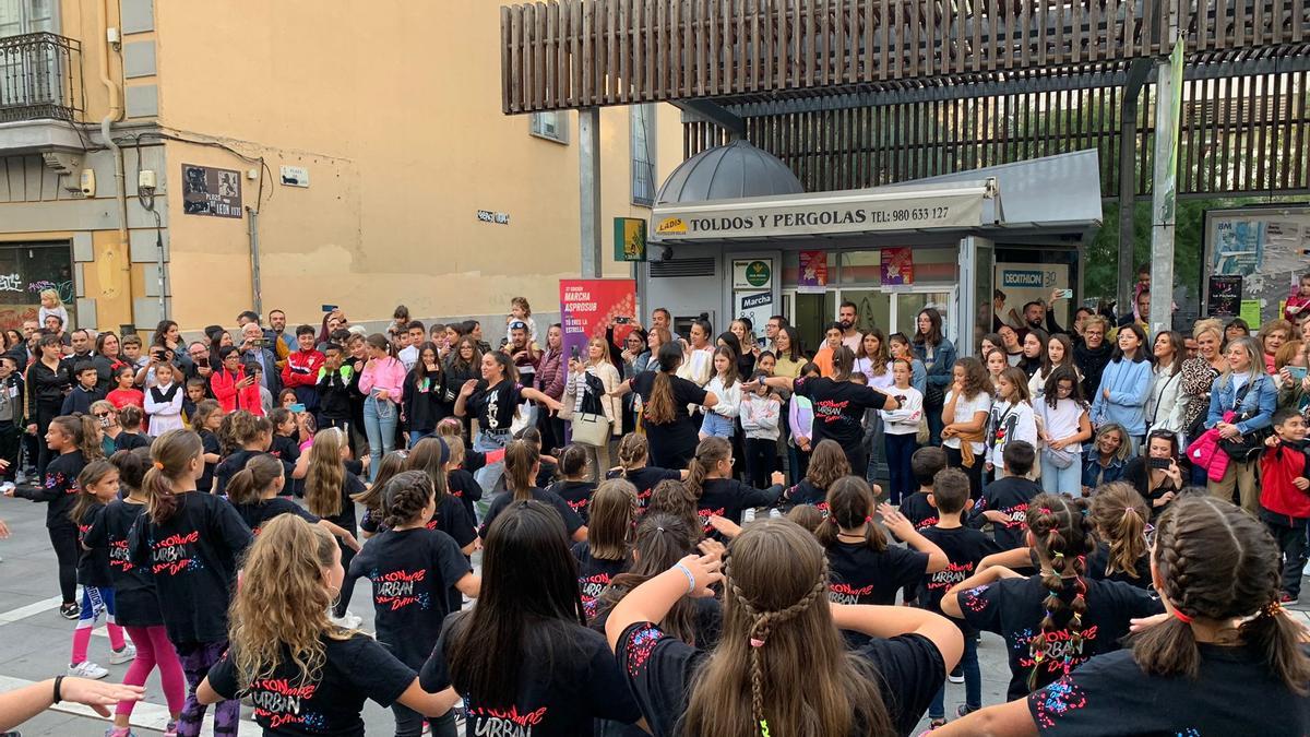 Actuación de Salson Dance en la calle Santa Clara.