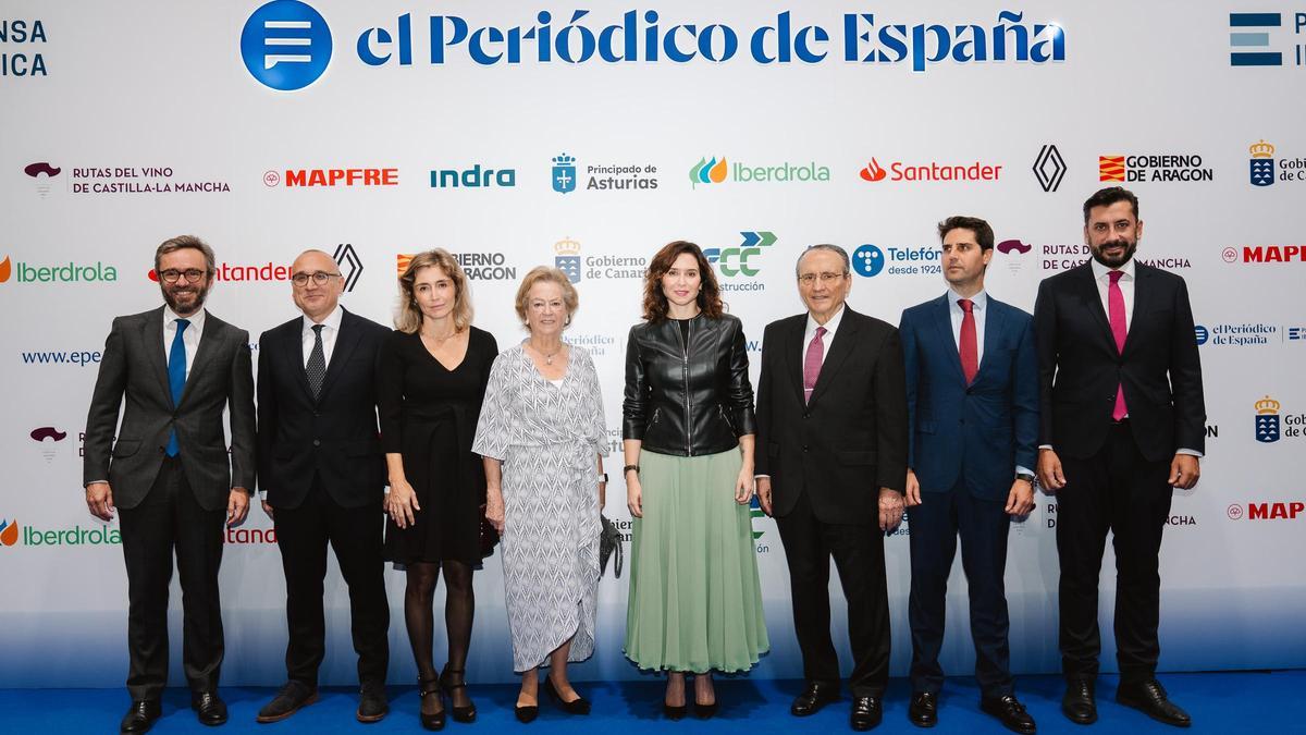 Aitor Moll, consejero delegado de Prensa Ibérica; Ferran Boiza, director de EL PERIÓDICO DE ESPAÑA; Ainhoa Moll, consejera adjunta a la Presidencia y directora editorial de Prensa Ibérica; Arantza Sarasola, vicepresidenta de Prensa Ibérica; Isabel Díaz Ayuso, presidenta de la Comunidad de Madrid; Javier Moll, presidente de Prensa Ibérica; Emilio Viciana. Consejero de Educación, Ciencia y Universidades de la Comunidad de Madrid, y Carlos Díaz-Pache, portavoz del PP en la Asamblea de Madrid.
