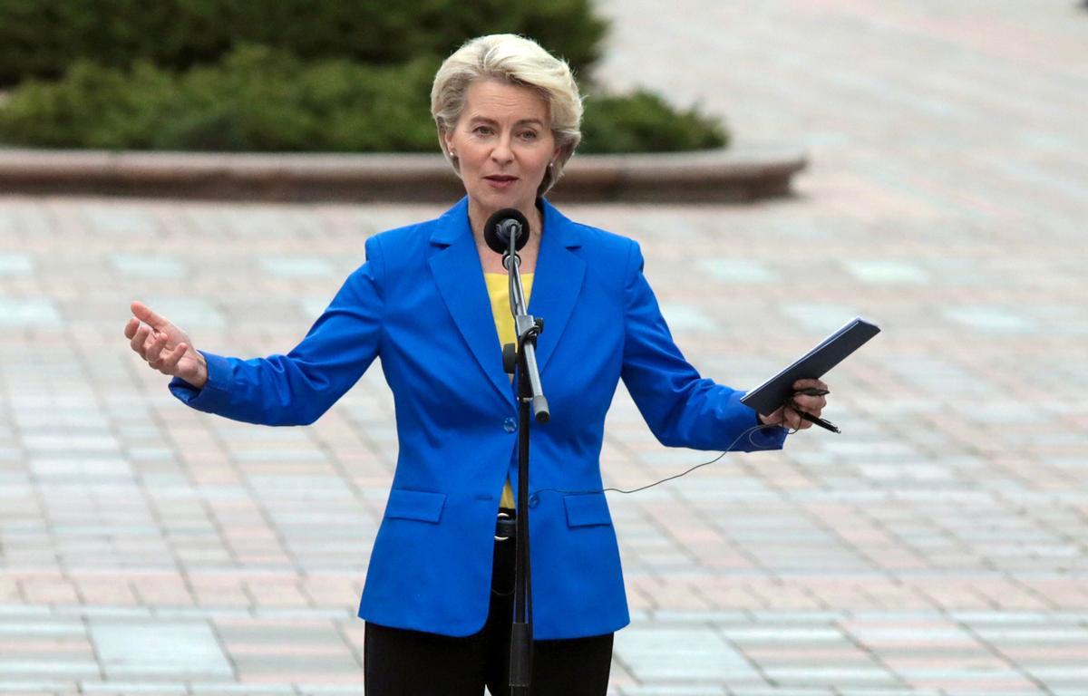 La presidenta de la Comisión Europea, Ursula von der Leyen, habla durante una conferencia de prensa conjunta con el presidente de Ucrania, Volodymyr Zelensky, en Kiev. -/Ukrinform/dpa