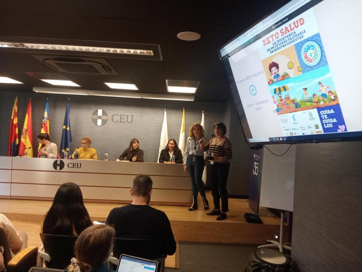 Las profesoras Marina Leal y Ana Belén Riera, responsables del grado, dieron la bienvenida al seminario.