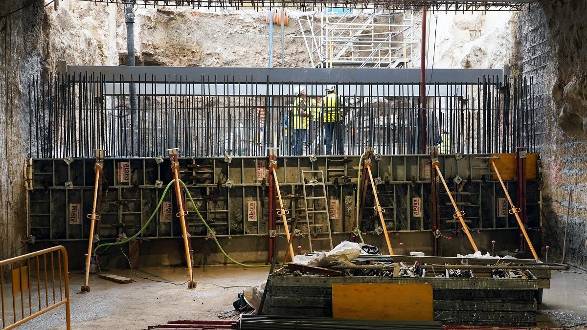 La consejera de Fomento, Articulación del Territorio y Vivienda, Rocío Díaz, visita las obras de prolongación del metro de Málaga al nuevo hospital, junto a la consejera de Economía, Hacienda y Fondos Europeos, Carolina España.