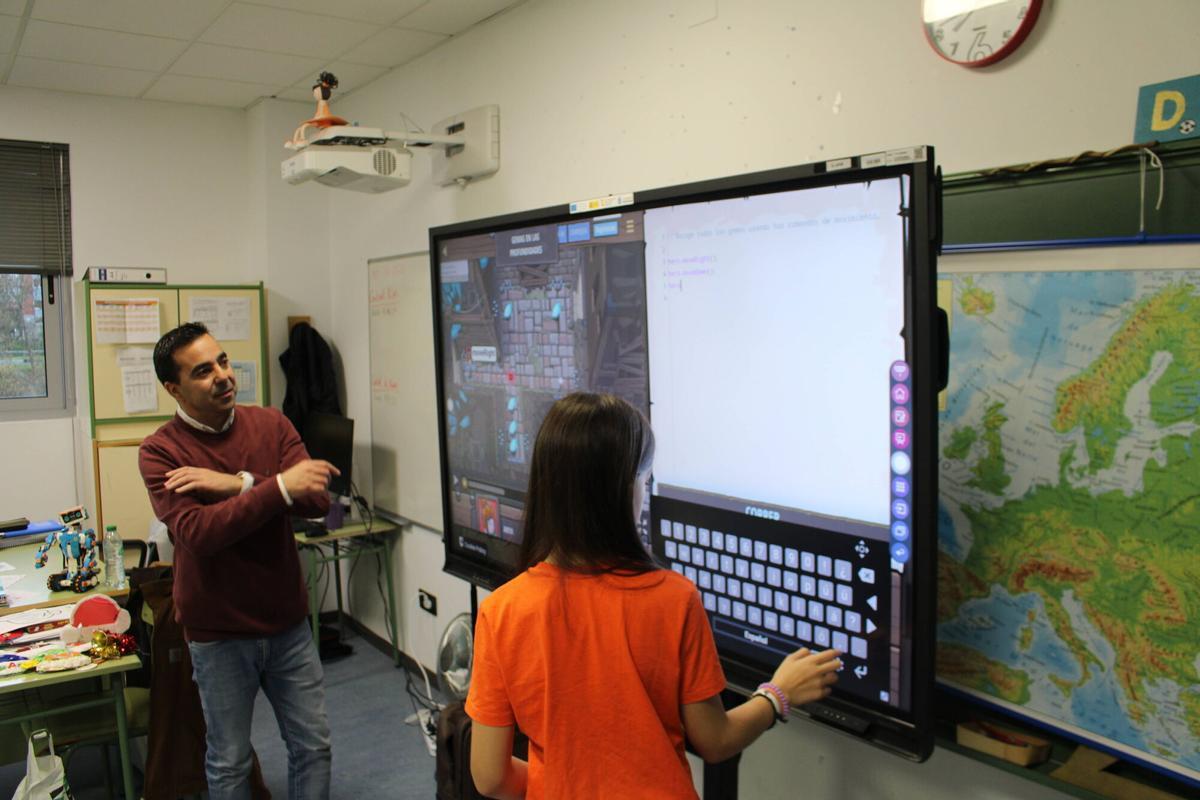 Reportaje La hora del Código en el colegio de Moreda en Aller