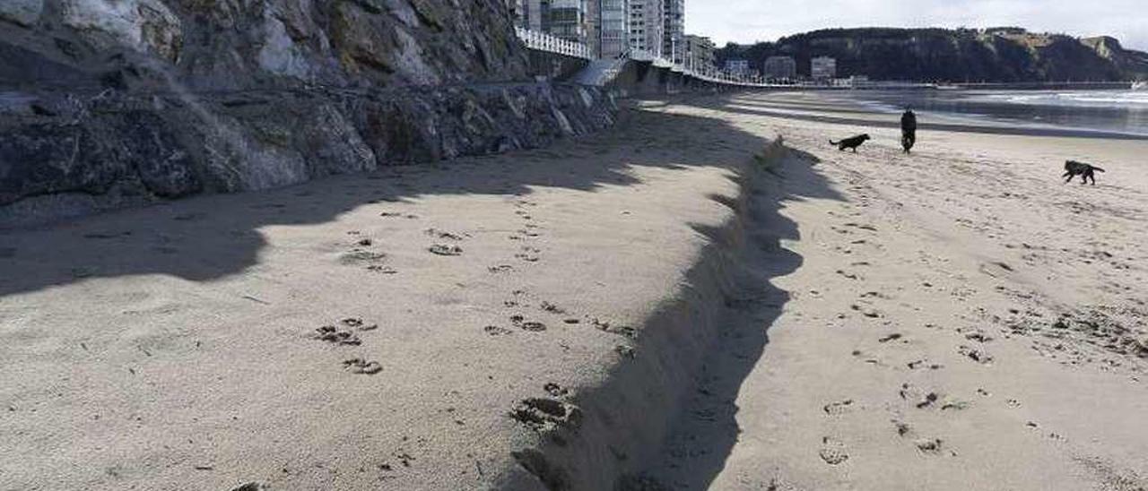 El escalón que formó la gran cantidad de arena en la playa hace unos días.