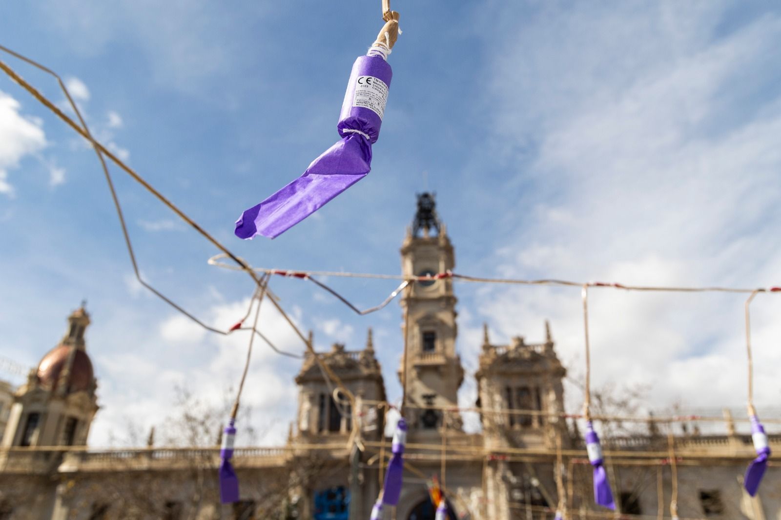 La mascletà violeta visibiliza la lucha feminista en el 8M