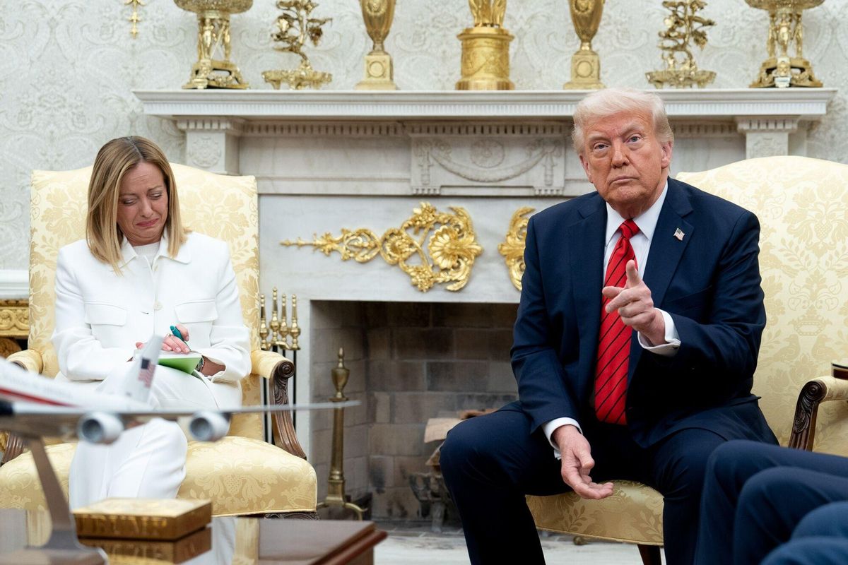 La primera ministra italiana, Giorgia Meloni, y el presidente de EEUU, Donald Trump, el pasado 17 de abril en el Despacho Oval.