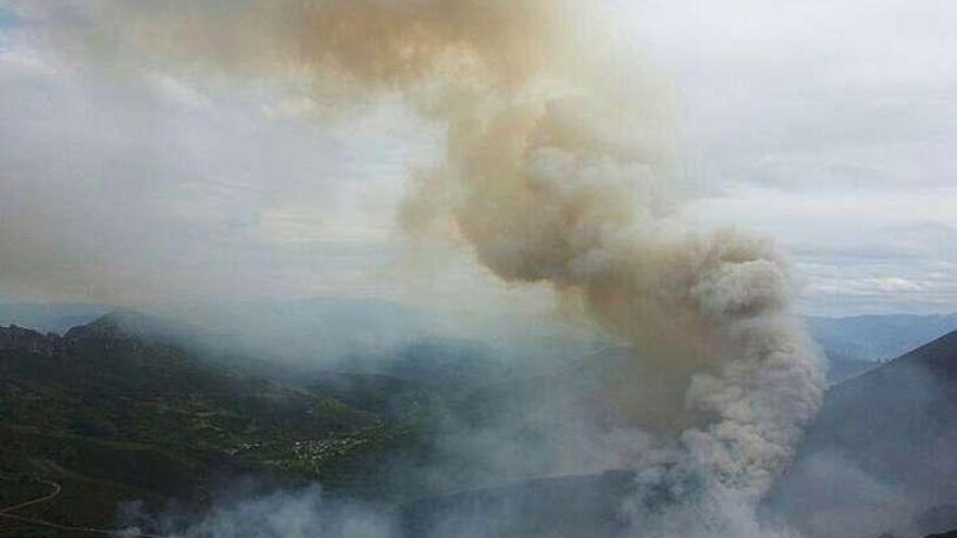 El incendio forestal de Rubiá, con una gran columna de humo ayer a mediodía. // Faro