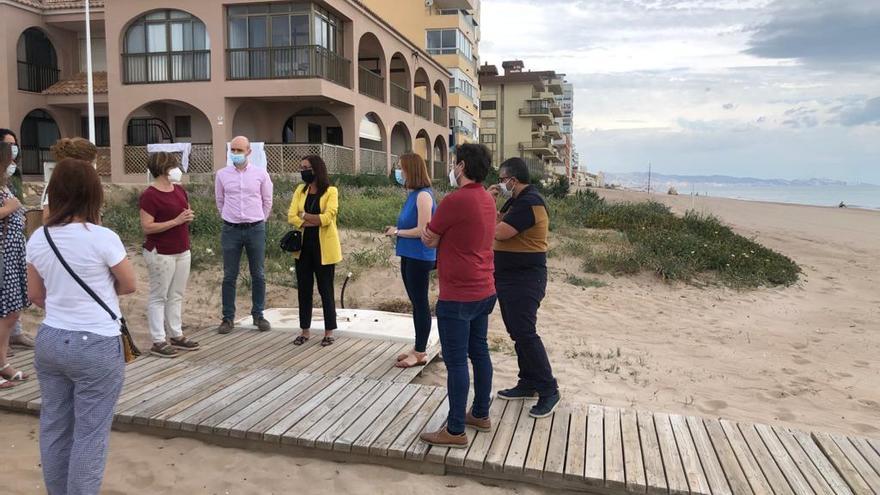 La delegación municipal y de la diputación, en la playa de Gandia.