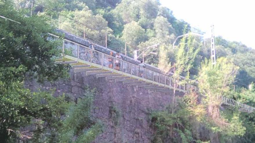 Un projecte proposa unir Celrà i Girona amb un carril bici suspès sobre el Ter