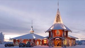 Casa de la Navidad en la aldea de Papá Noel oficial en Rovaniemi (Finlandia). 