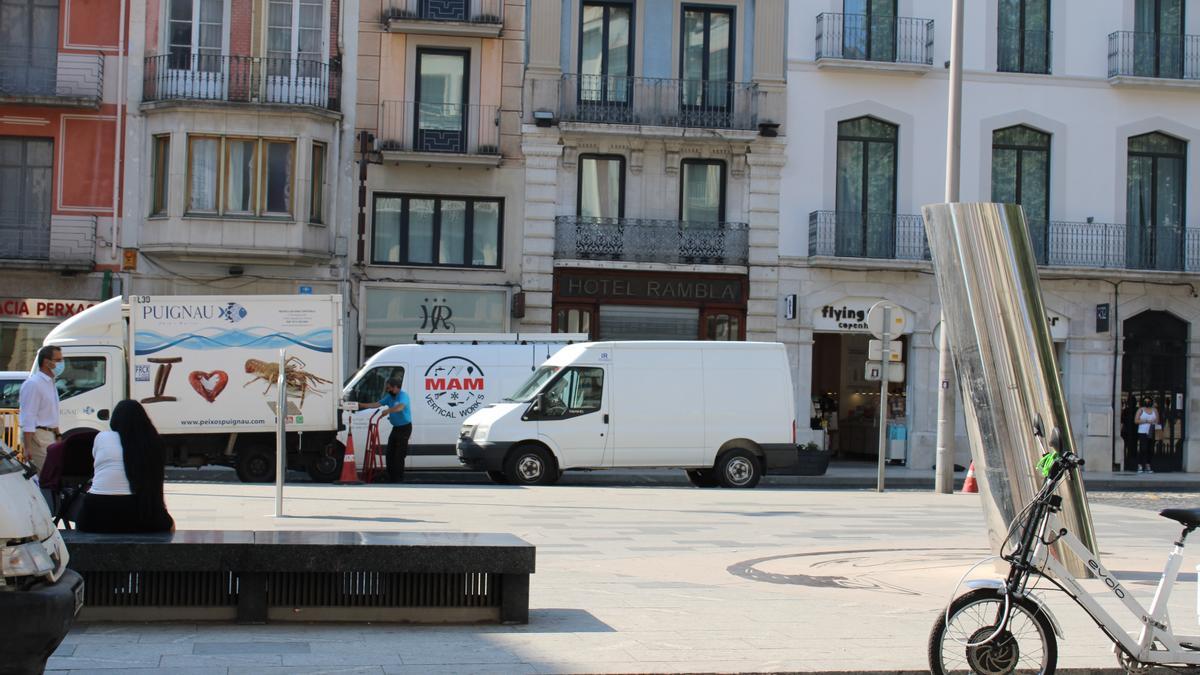 Una dona descansa amb el seu nadó en el banc de pedra