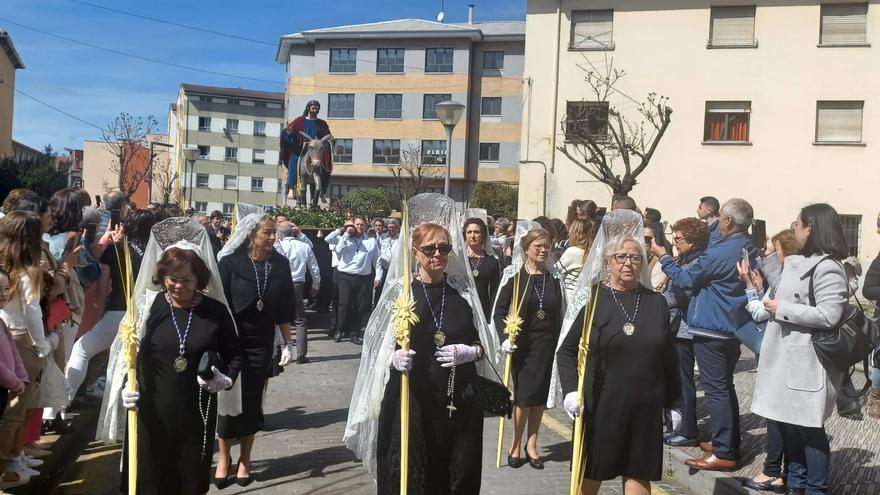 La Borriquilla apasiona en su primera procesión en Lugones