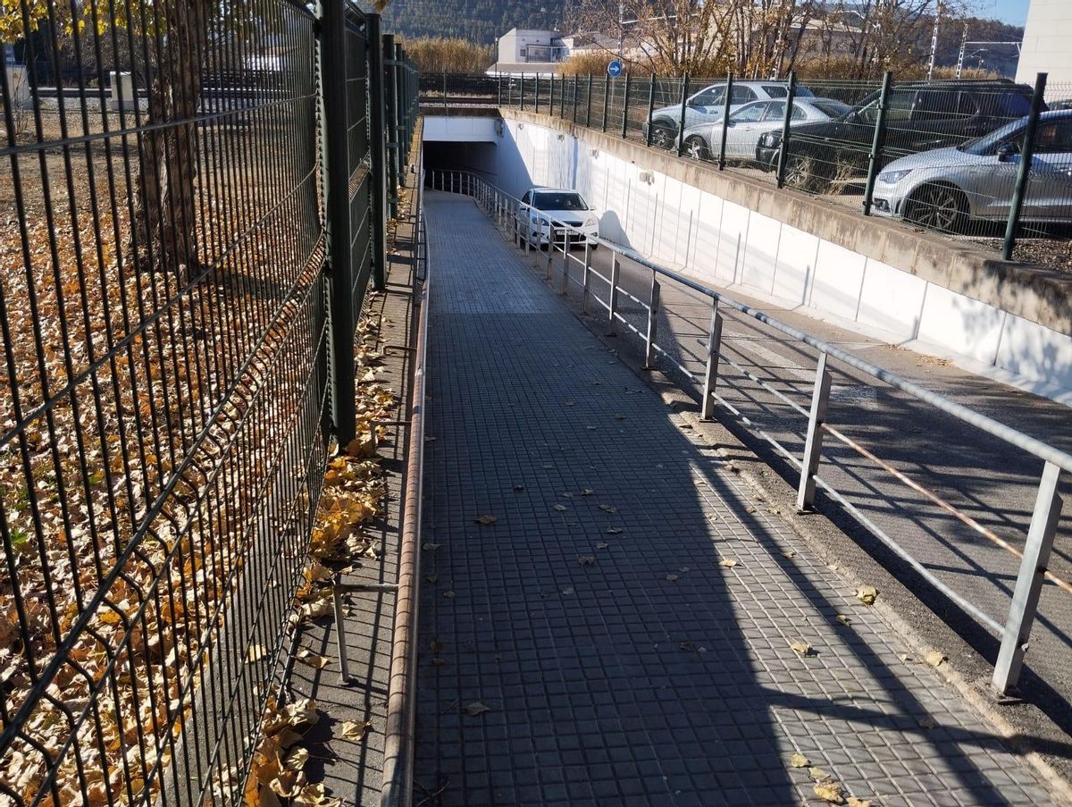 El túnel només té un carril per a vehicles i fins ara només es permet travessar-lo en una direcció