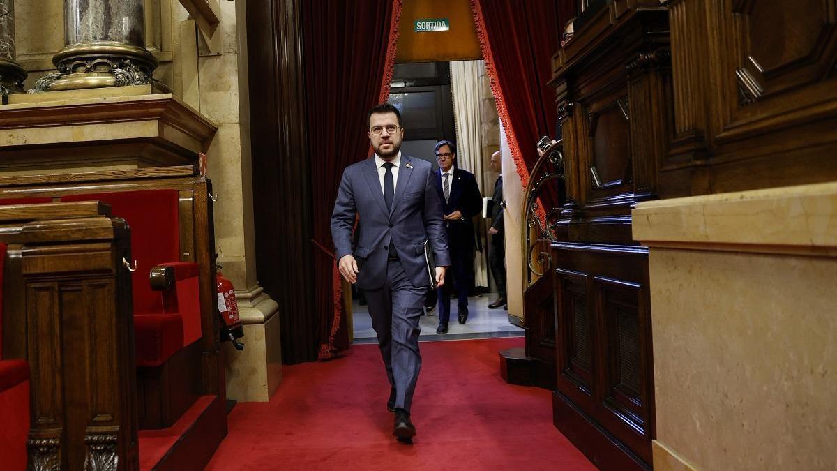 El president de la Generalitat, Pere Aragonès, y el líder del PSC, Salvador Illa, este miércoles en el Parlament.