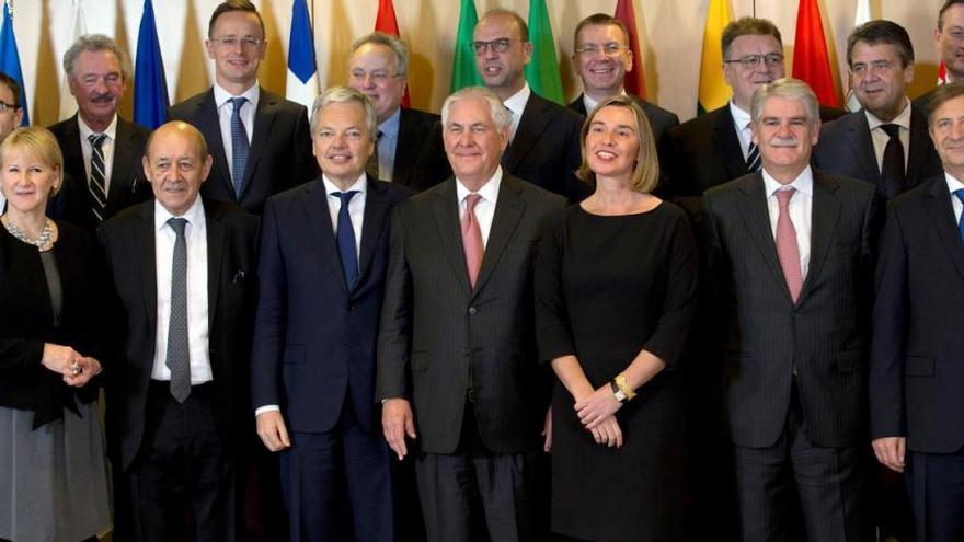La UE aprueba la primera lista negra de paraísos fiscales con 17 países