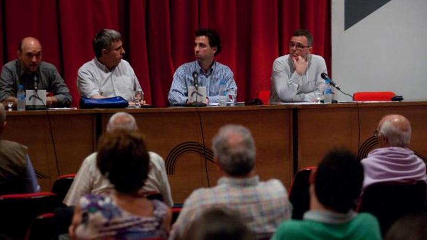 Vicente Montes, Luis Antonio García, Roberto Fernández Llera y Javier García, ayer, en el sala de conferencias de la Casa de Cultura de Avilés.