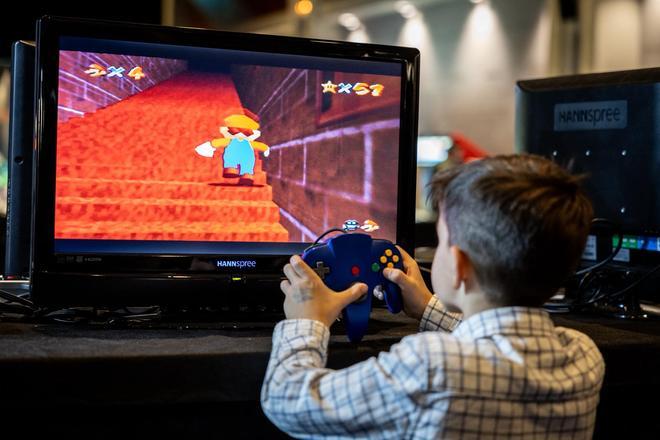 Los videojuegos unen a mayores y a pequeños en RetroGamer, feria 'gaming' en la Sala Multiusos de Zaragoza