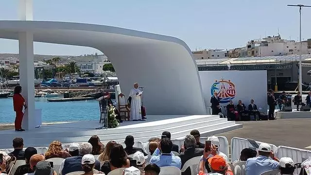 El papa León XIV se dirige a los fieles durante su visita a Canarias